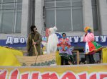 В Прощеное Воскресение на площади перед Дворцом культуры прошли Масленичные гуляния. Смотрите репортаж.